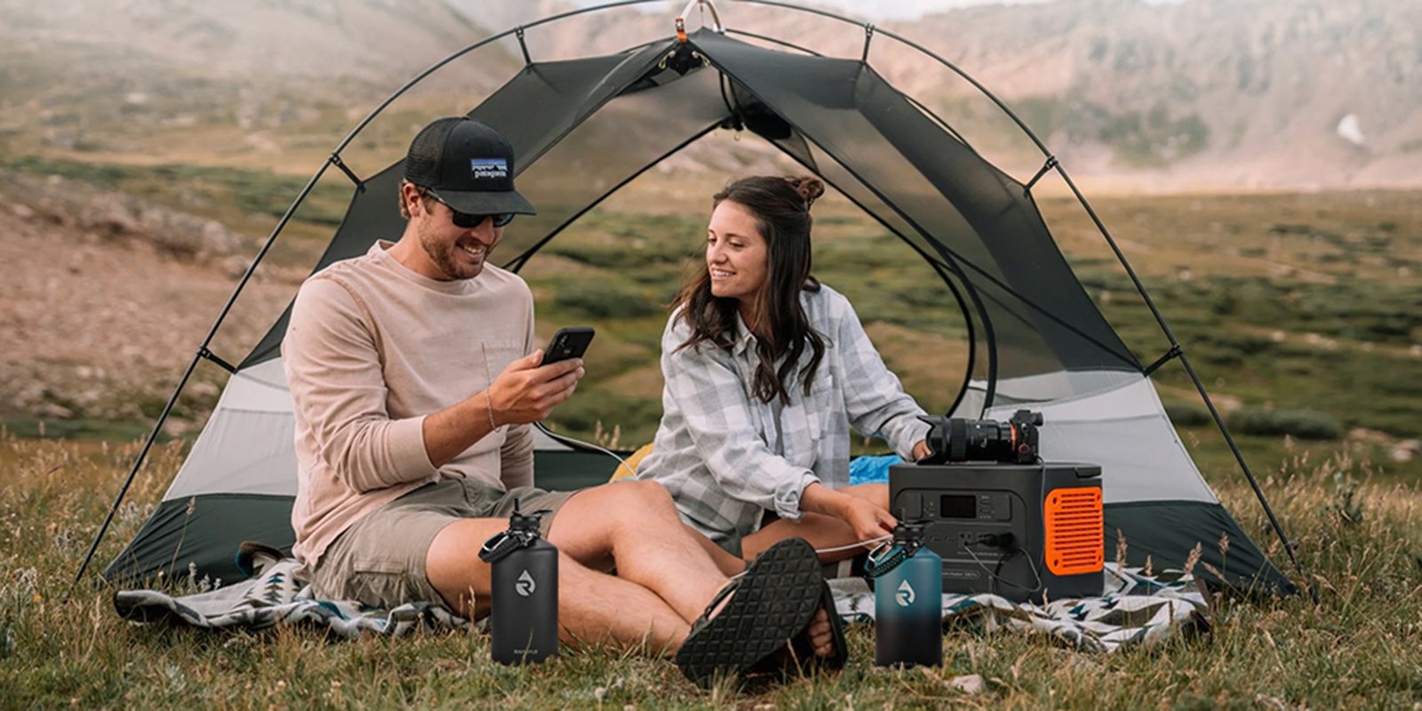Parece una elección menor, pero el tamaño de la botella de agua puede marcar la diferencia en tu día. No es lo mismo estar en la oficina que hacer senderismo en verano.